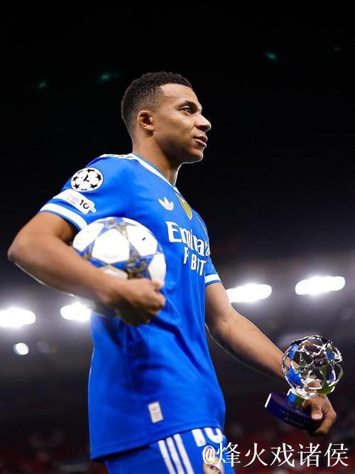 姆巴佩晒照展示全场MVP奖杯与比赛用球:团结 姆巴佩晒照展示全场MVP奖杯与比赛用球:团结