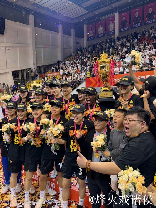 来自花都的两位队员助力广东女足夺得铜牌！